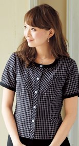 26250 en joie(アンジョア) 清楚な雰囲気を演出する小花チェック柄のオーバーブラウス 93-26250