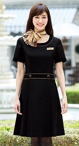 61650 en joie(アンジョア) シルエットが美しくゴールドがアクセントのワンピース 無地×ラメ 93-61650