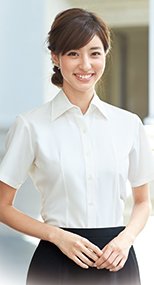 en joie(アンジョア) 06135 首元をきれいにみせ優美なシルエット半袖シャツ 無地 93-06135