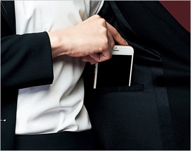 左身頃にはスマホが入ってもシルエットに響かない大きな内ポケット