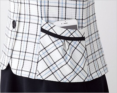 両脇ポケットには大きめのスマホが入る