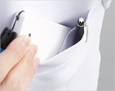 PHSなどを区分けしてすっきり収納できる二重構造の胸ポケット