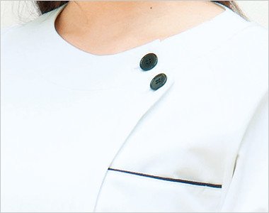 胸元 2つ並んだボタンがアクセント