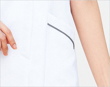収納、使い勝手を考慮した両脇ポケット