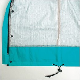 ジャケット裾からの雨の浸透を防ぐ、裾見返し仕様