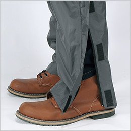 パンツ裾幅を調節できるスナップボタン付