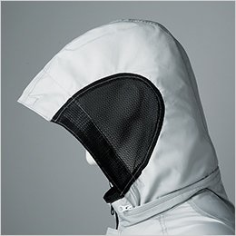 フードサイドは通気性の良いメッシュ素材を採用