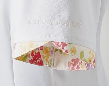 花びらのような袖口。ロゴ刺繍入り