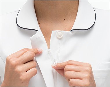 襟の内側はボタンとファスナー