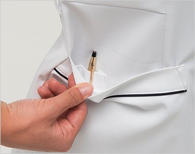 右脇ポケットは二重構造で、内側はペン差しポケット