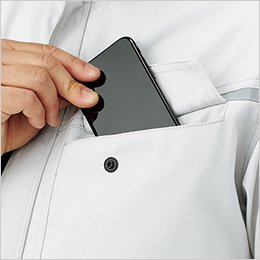 左胸ポケットはスマートフォンなどを収納しやすい二重構造(ペン挿しスペース付き)