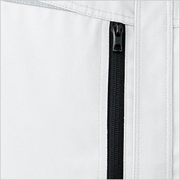 スムーズに開閉可能な縦型の右胸ポケットは物の落下を防ぐファスナー付き