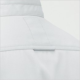 背ヨークにも視認性・安全性を高める反射テープを使用