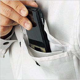 スマートフォンなどを収納しやすい二重構造