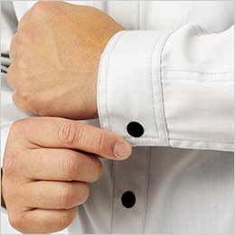 前立てやカフスには、着脱しやすいドットボタン使用
