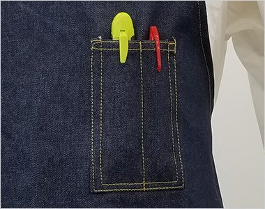 左胸にペン差しポケットが2つあり、ペンとカッターなどが収納できます