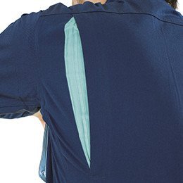 動きやすさをサポートするメッシュ仕様のプリーツロン