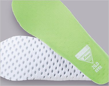 穴あきEVAにメッシュ素材を貼り合わせたインソールでムレを防ぎ快適な履き心地に。