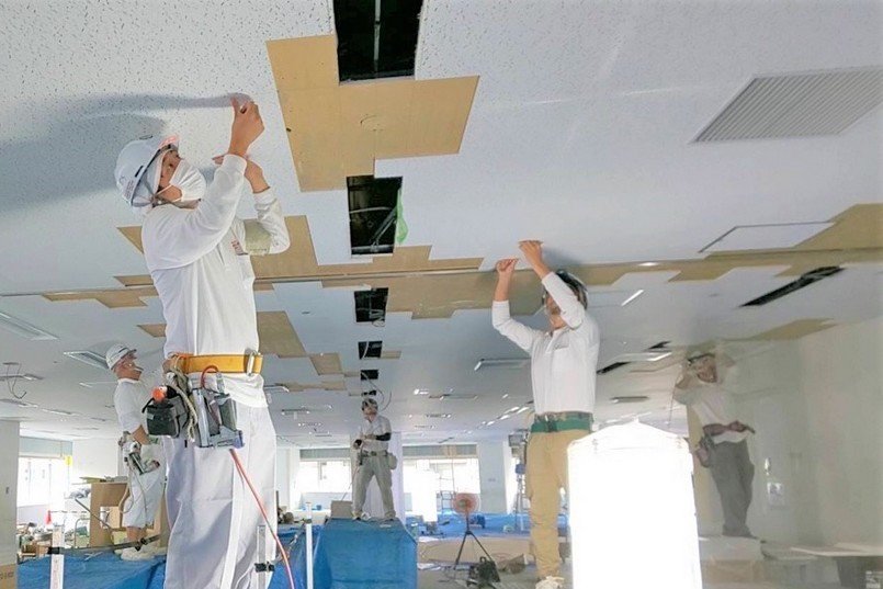 内装の仕上げに行う、天井岩綿吸音板仕上げ貼り施工